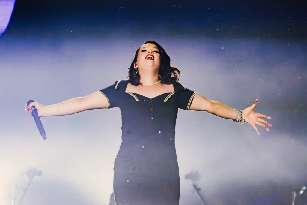 Lola Young no Rock in Rio 2026 | Vulnerabilidade, Chuva e a Estreia Anti-Pop no Palco Mundo 2 Lola Young - Rock in Rio 2026