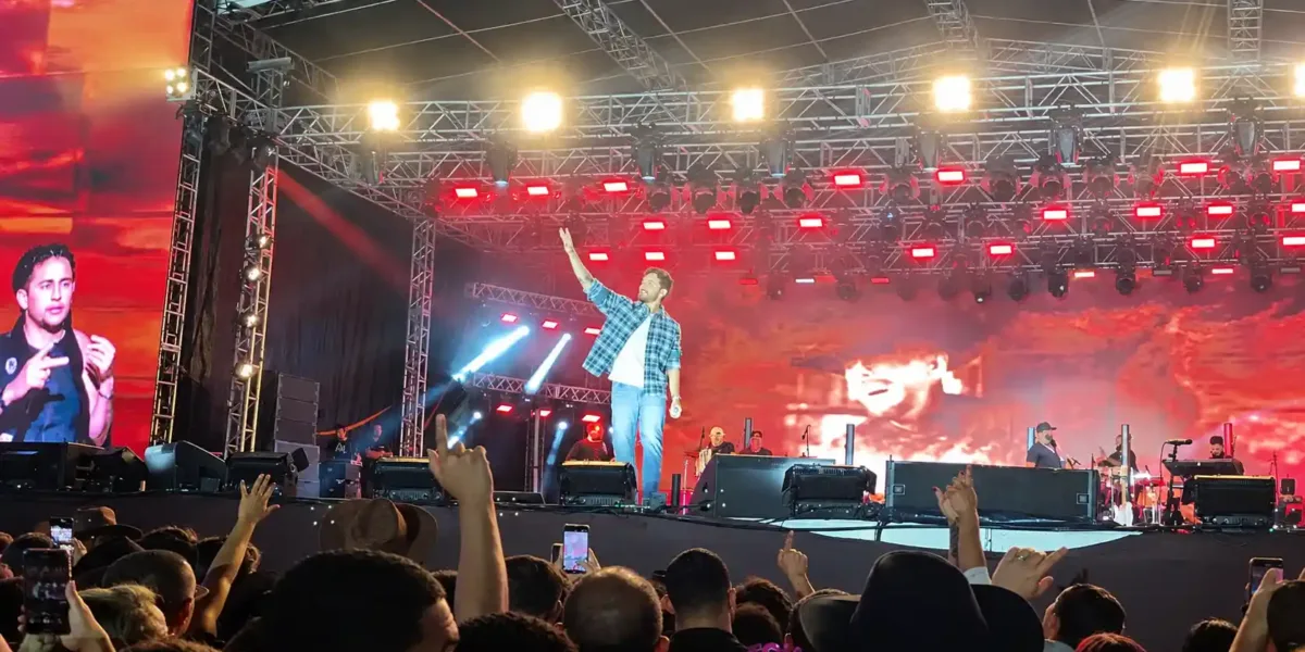 Gustavo Mioto Reúne Grande público e Transforma Expo Rural de Maricá em Noite de Sertanejo e Interação Cantor Gustavo Mioto