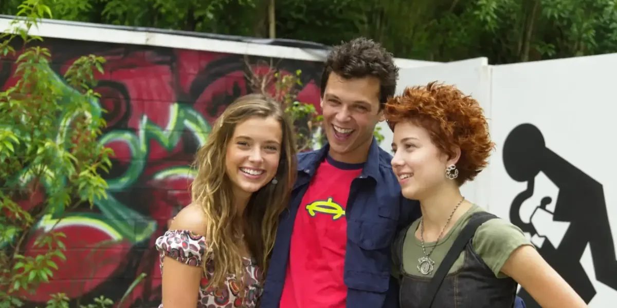 Malhação 2004 | A Temporada que Transformou a Vagabanda em Fenômeno Malhação 2004 - Marjorie,Juliana e Guilherme em pôster promocional da temporada