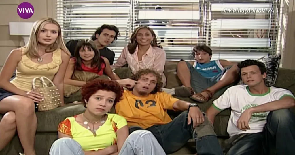 Malhação 2004 | A Temporada que Transformou a Vagabanda em Fenômeno 1 Malhação 2004, - parte do elenco reunido em cena