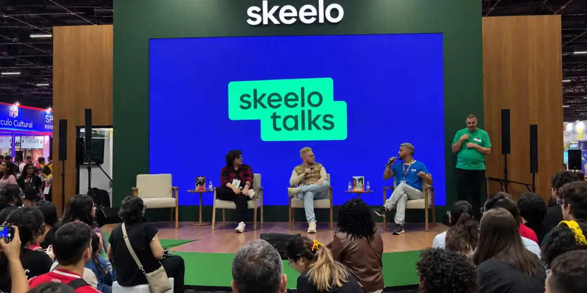 Nordeste Ficção | Novas Vozes Desafiam Estereótipos e Ampliam o Imaginário Sobre a Região na Bienal do Livro SP Público acompanha o painel Nordeste Ficção no Skeelo Talks da Bienal do Livro de São Paulo 2026, com Ilustralu, Pedro Rhuas e o mediador Apolo Andrade no palco.