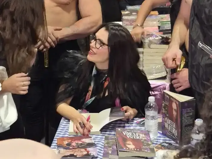 FML Pepper autografa livros durante encontro com leitores na Bienal do Livro
