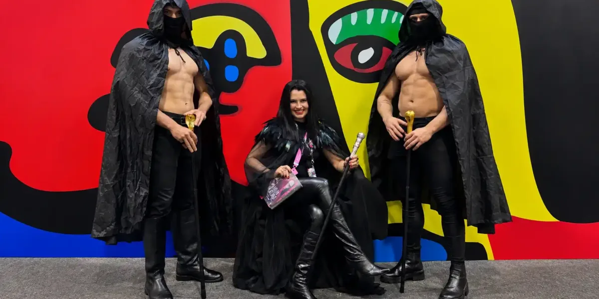 FML Pepper caracterizada ao lado de dois guardiões durante a Bienal do Livro