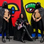 FML Pepper caracterizada ao lado de dois guardiões durante a Bienal do Livro