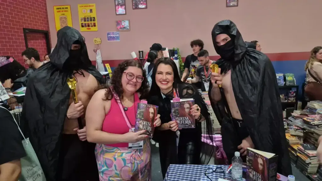 FML Pepper posa com representantes da Woo Magazine durante a Bienal do Livro