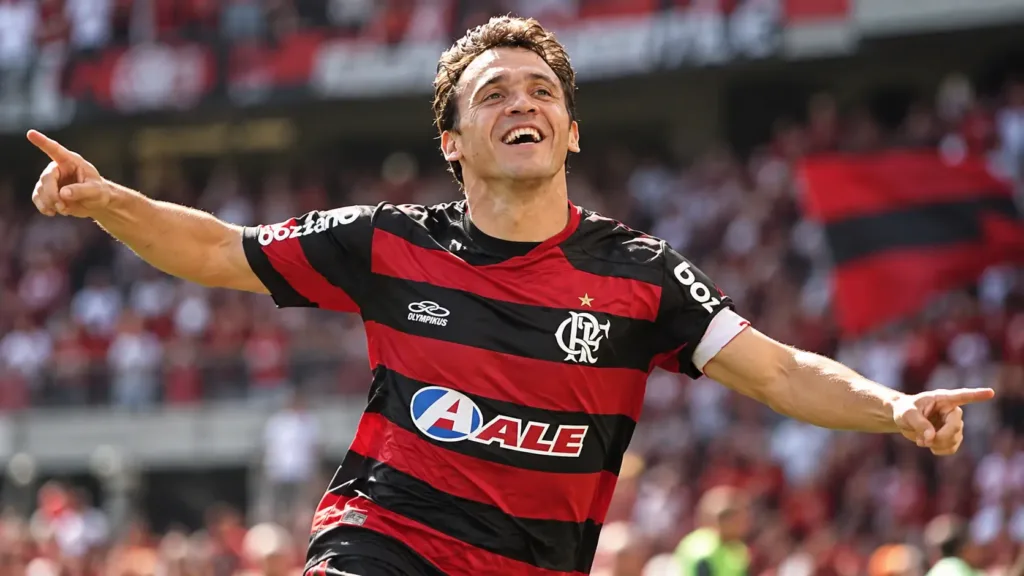 5 Estrangeiros que Fizeram História no Futebol Brasileiro 2 Petkovic comemorando pelo Flamengo
