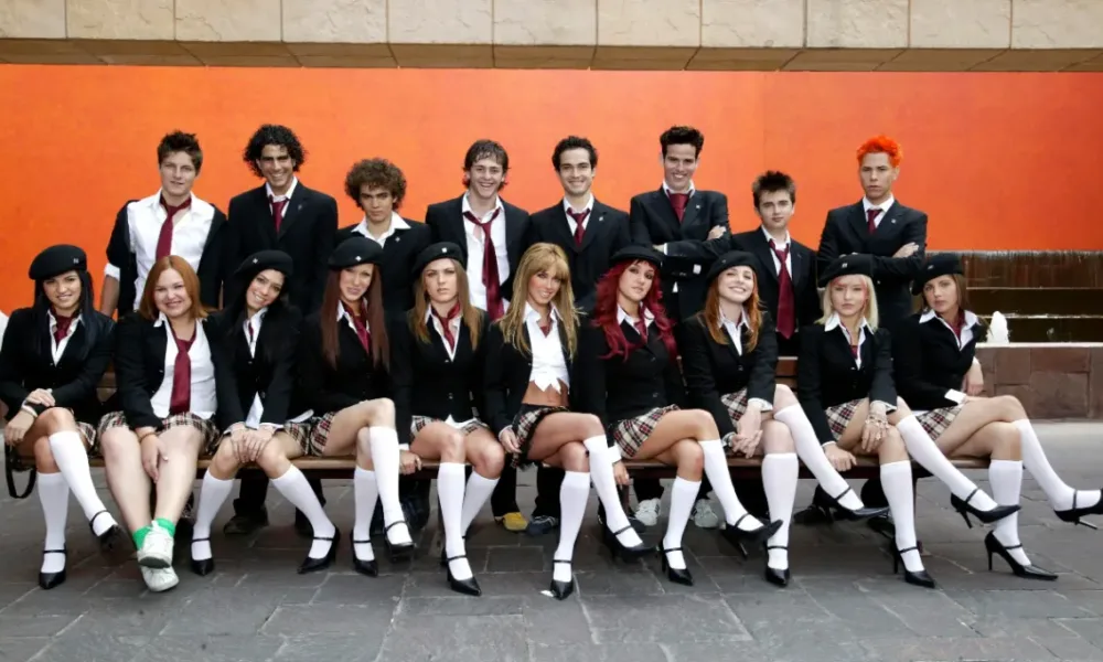 Rebelde México - capa promocional 2° temporada com o elenco