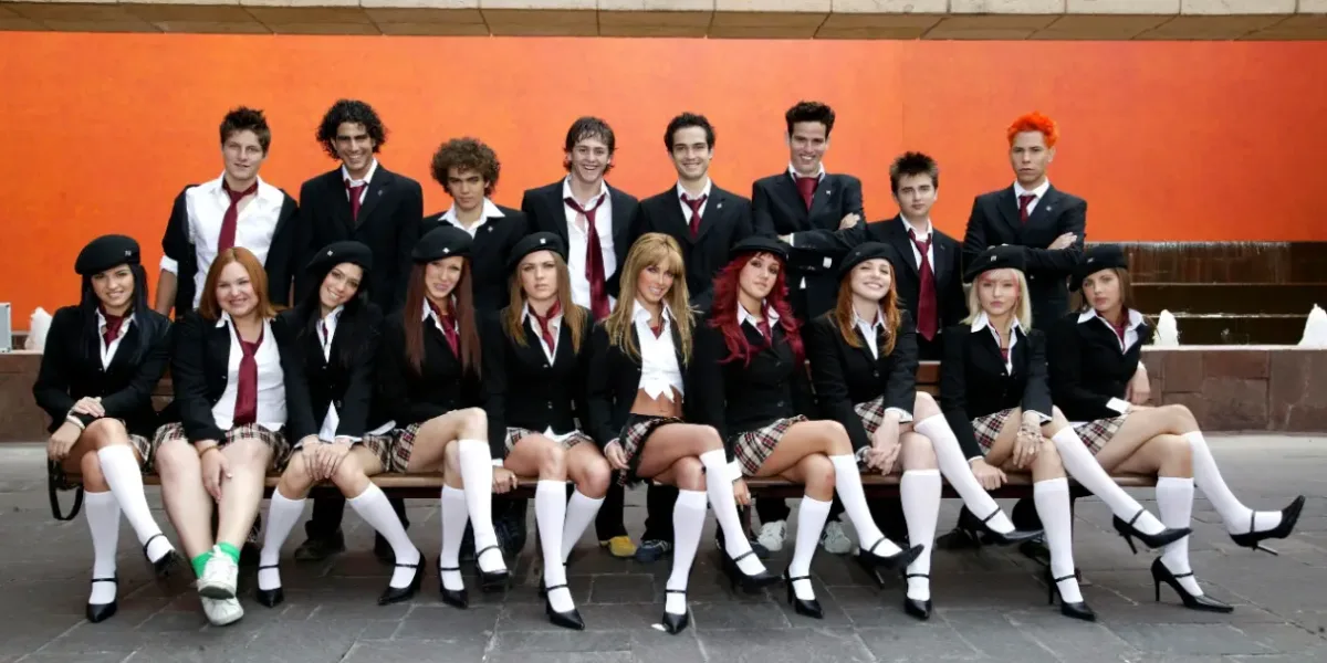 Rebelde México - capa promocional 2° temporada com o elenco