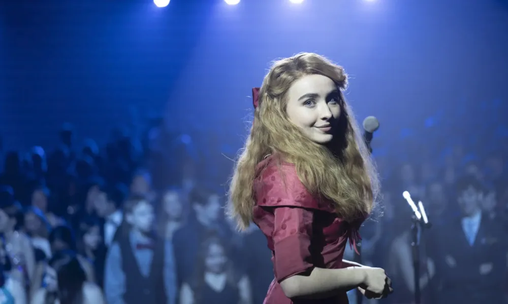 Sabrina Carpenter em Clouds
