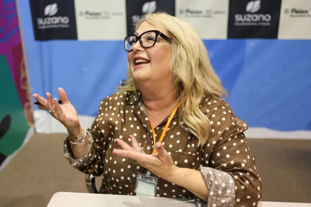 Bienal do Livro 2026 | Lynn Painter Leva Fãs à Loucura e Ganha Coro de Jão: “Não Quero Ser Demitida” 1 Lynn Painter Bienal do Livro São Paulo 2026 1