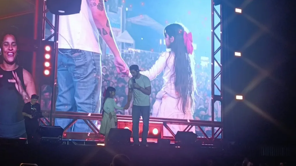 Gustavo Mioto Reúne Grande público e Transforma Expo Rural de Maricá em Noite de Sertanejo e Interação 1 Gustavo mioto e fã clarice