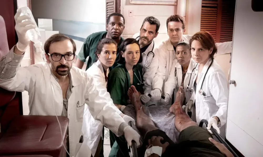 5-series-que-abordam-os-limites-eticos-da-saude-sob-pressao-pôster promocional com os médicos em ação