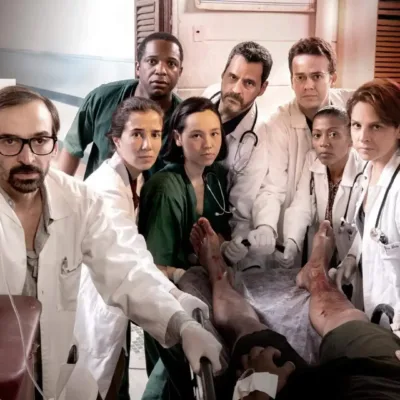 5-series-que-abordam-os-limites-eticos-da-saude-sob-pressao-pôster promocional com os médicos em ação