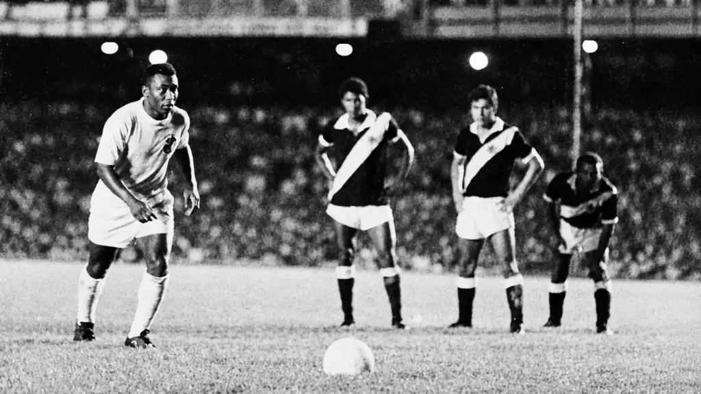 No Aniversário da Aposentadoria de Pelé, Listamos 5 Jogos Marcantes da Carreira do Rei 1 Pelé jogador do Santos