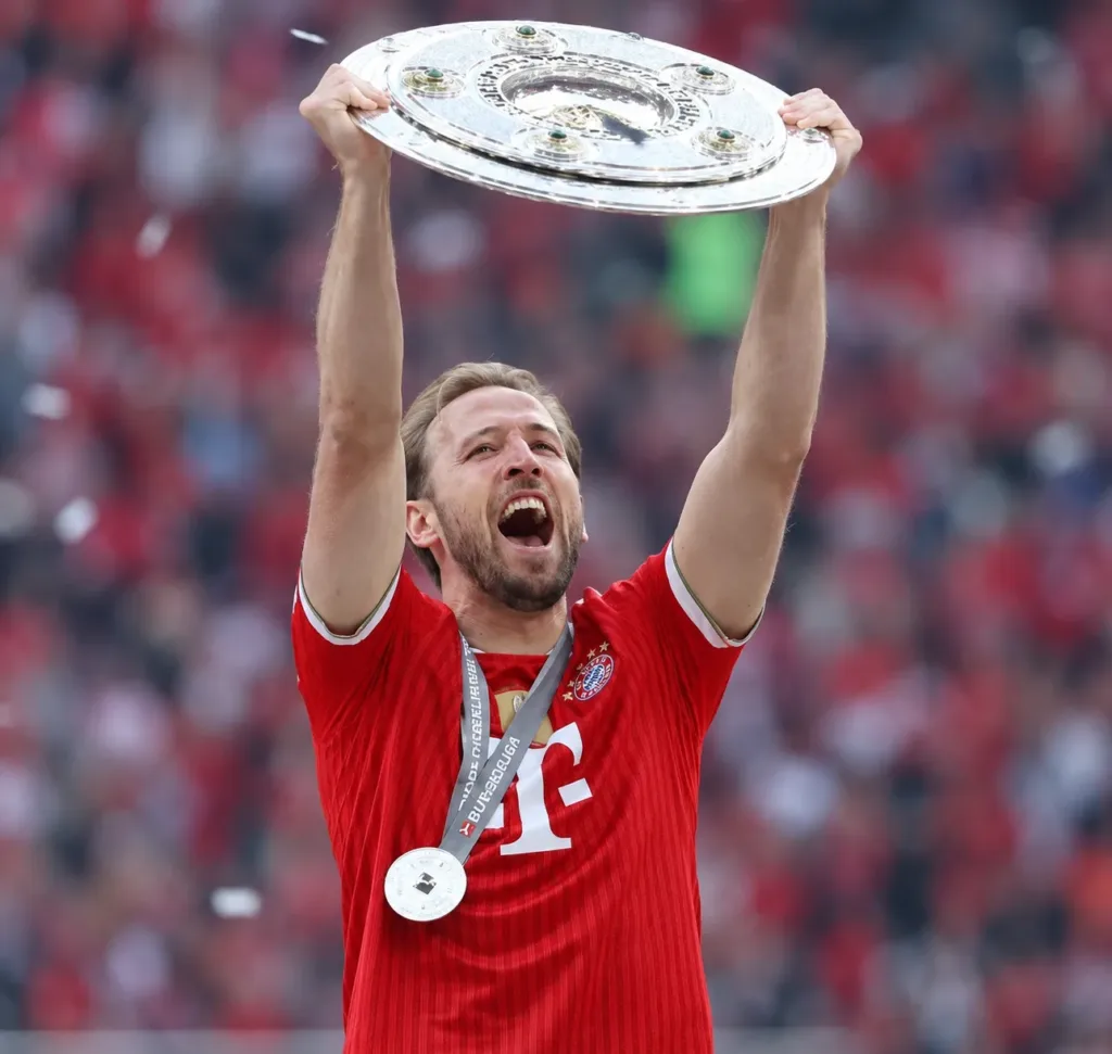 Bola de Ouro 2026 | Harry Kane conquista o prêmio após temporada histórica 2 Kane com a taça