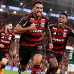 Danilo e Bruno Henrique comemorando gol do Flamengo contra o Palmeiras