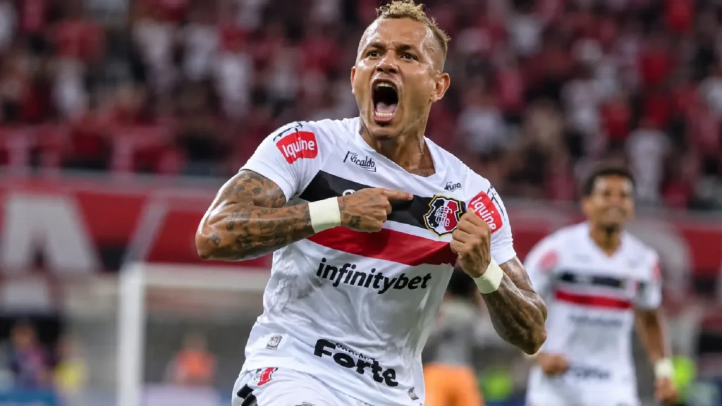 SAFs Ganham Força no Futebol Brasileiro Com Títulos, Acessos e Novos Investimentos, Mas Acendem Alerta Financeiro 1 Everton do Santa Cruz comemorando - SAF