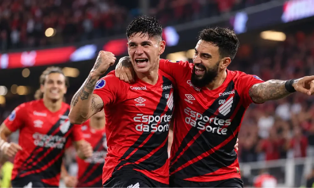 Jogadores do Athletico-PR comemorando gol