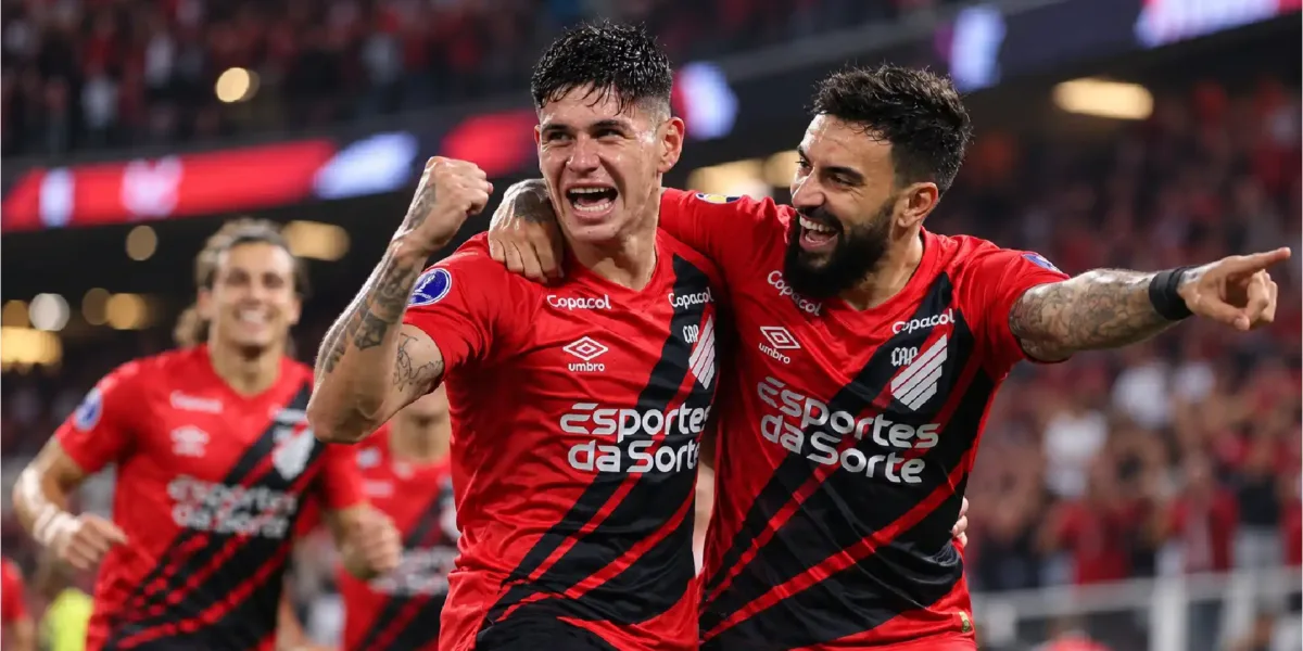 Jogadores do Athletico-PR comemorando gol