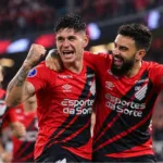 Jogadores do Athletico-PR comemorando gol