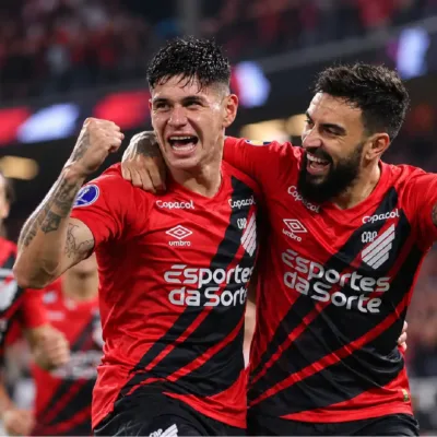 Jogadores do Athletico-PR comemorando gol