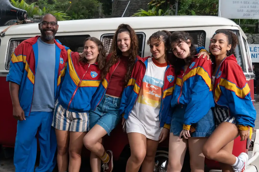 Medley Mergulha nos Anos 90 Com Cuidado, Mas Fica na Superfície Quando o Drama Pede Profundidade 3 Medley