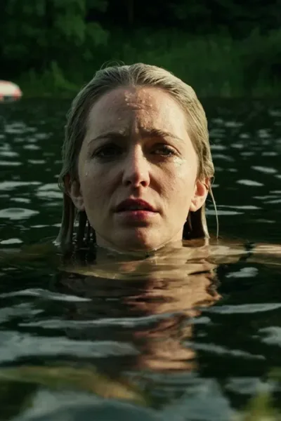 “River” ganha trailer sombrio e já é aposta certa entre os fãs de terror em 2027 "River" é um filme de terror slasher que chega ao cinema em 2027