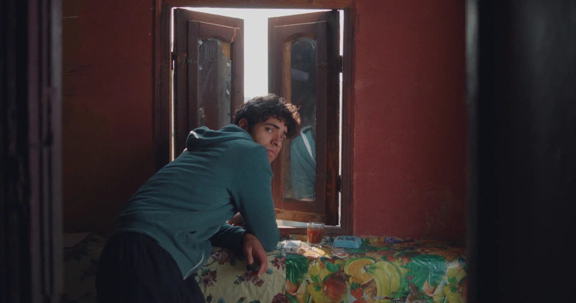 Saída de Segurança Transforma a Monotonia em Uma Prisão Existencial 4 Saída de Segurança - Filme