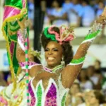 Squel - Confissões de uma porta-bandeira - foto destaque em um desfile da Portela
