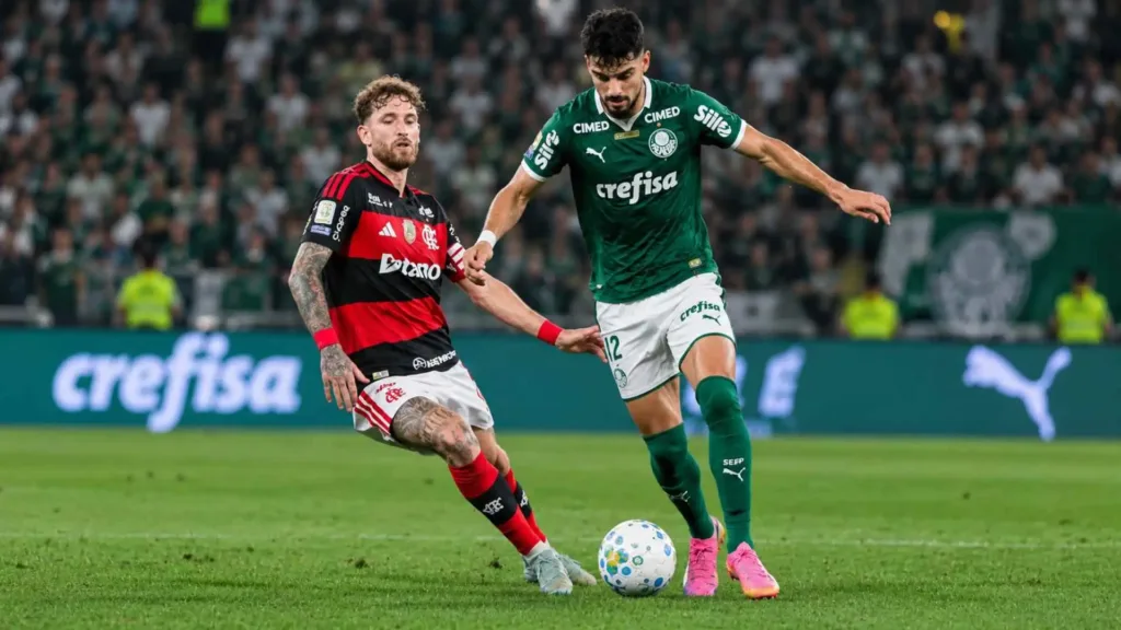 O Que Esperar da Reta Final do Campeonato Brasileiro? 1 Atletas de Flamengo e Palmeiras em jogo