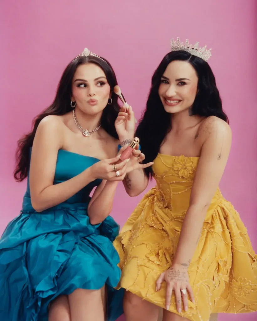 Demi Lovato e Selena Gomez Recriam “Programa de Proteção para Princesas” em Campanha da Rare Beauty 3 Demi Lovato Selena Gomez Rare Beauty 2