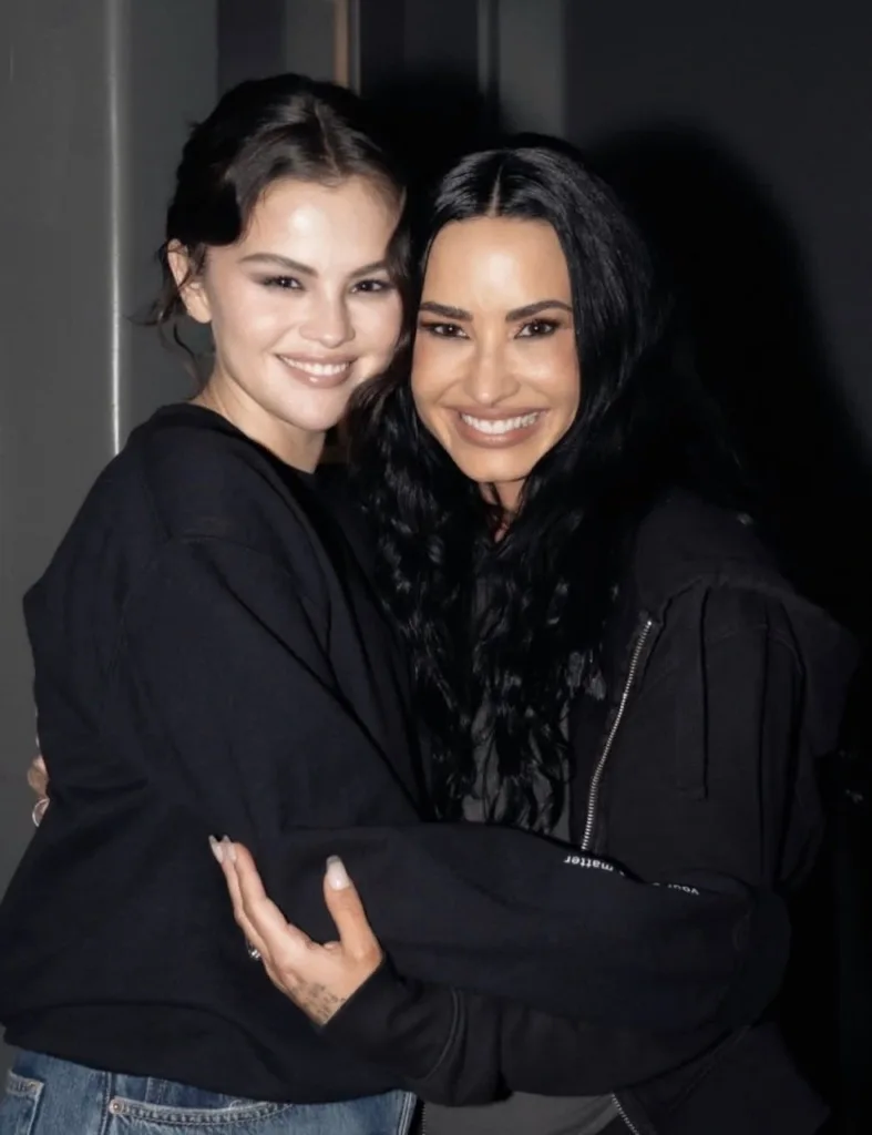 Demi Lovato e Selena Gomez Recriam “Programa de Proteção para Princesas” em Campanha da Rare Beauty 1 Demi Lovato Selena Gomez Rare Beauty 3
